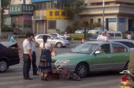 大家在过十字路口时一定要注意自己的安全